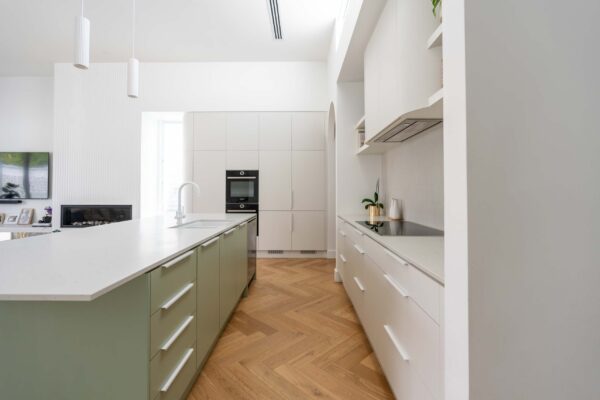 A complementing kitchen space to the open plan of the living spaces in the home. The design is functional and harmonious.