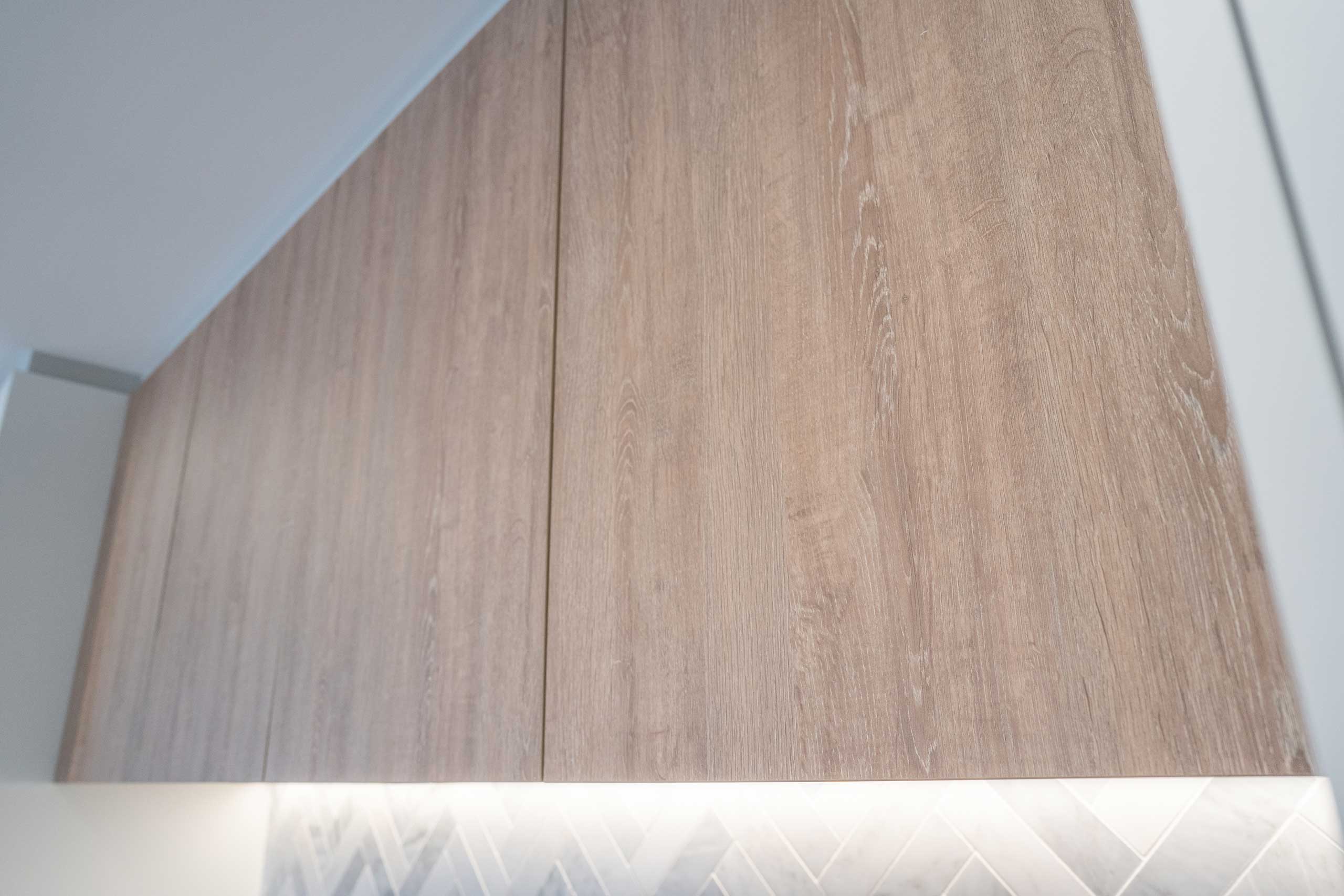 Herringbone splashback tile, overheads in Laminex rural oak.