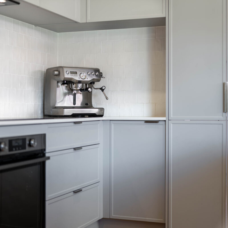 Pearl Grey soft coastal Kiev 20 profile. L shaped. Corner cabinets and Zenith white truffle style benchtop.