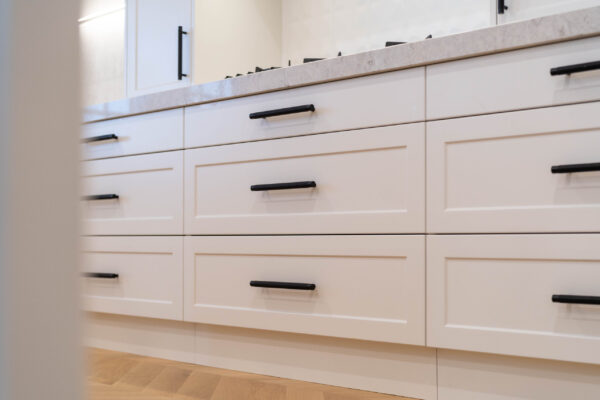 Farquhar Barossa Profile in white. Draw units with black handles in the cooking area.