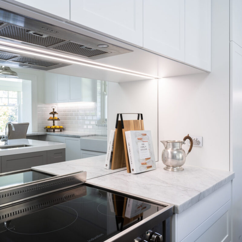 Hamptons style kitchen with Farquhar Barossa profile, mirror Splashback and large freestanding oven space.